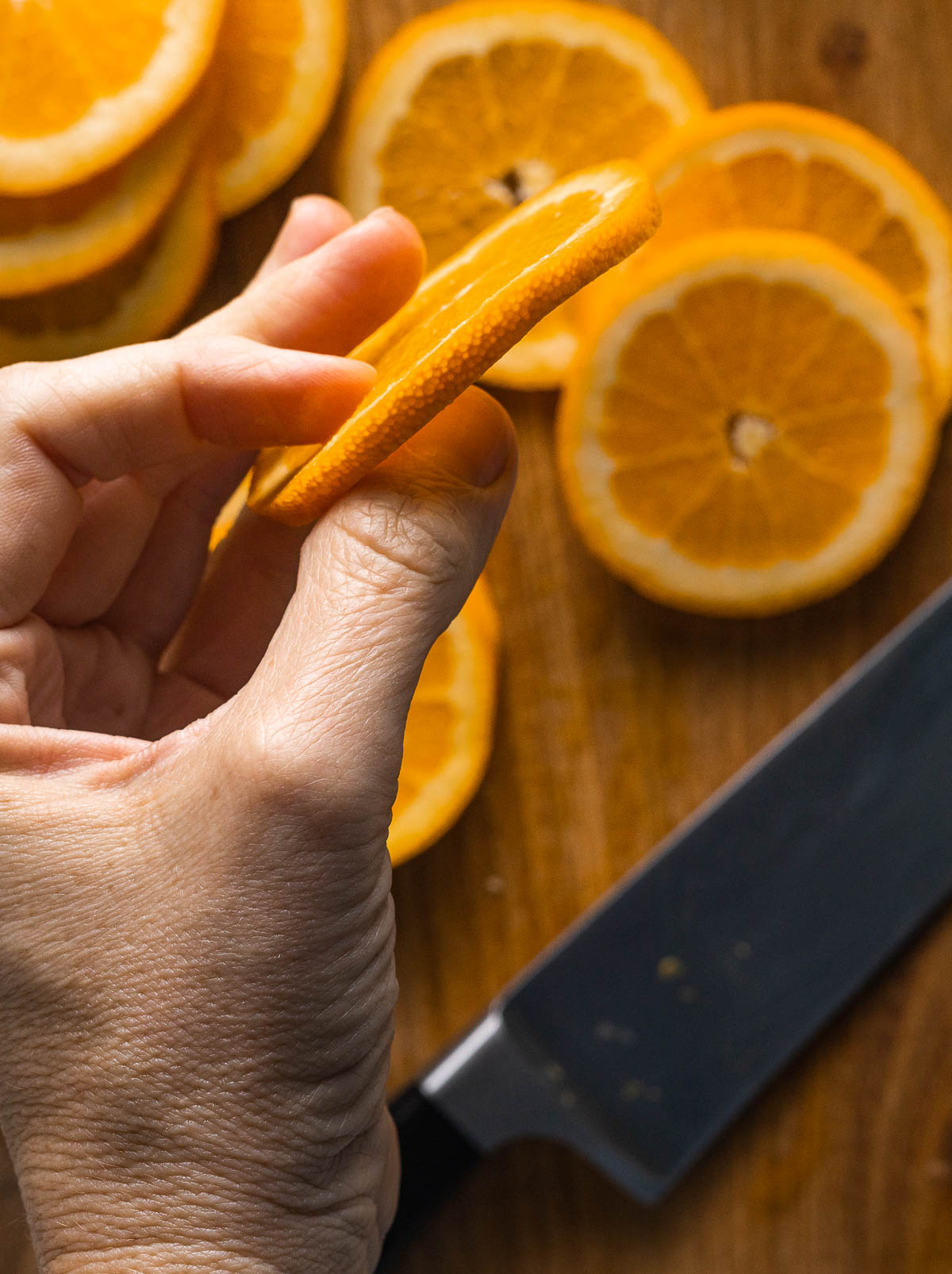 Image showing the thickness the orange slices should be cut for how to make dried orange slices